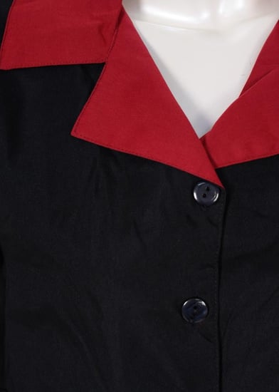 زي عاملات بياقة مطوية وتصميم كسرات أمامية