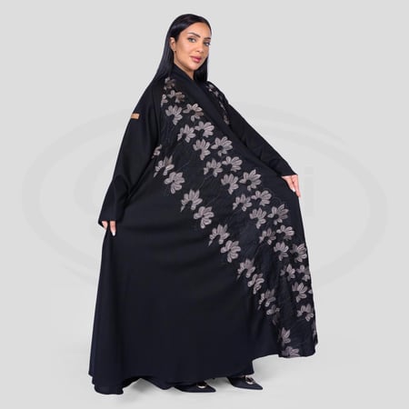 عباية نسائية سوداء بتطريز مميز M