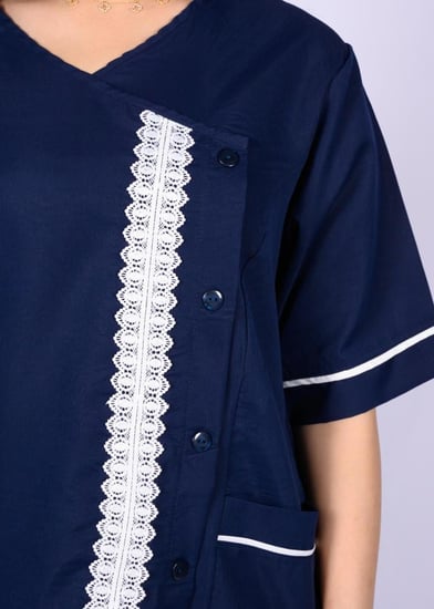 زي عملي للعاملات بتصميم أنيق وأزرار جانبية