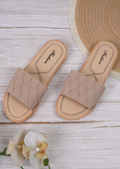 شبشب صيفي يومي مريح بشكل هندسي.