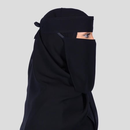 نقاب اسود وسط خط طويل وربطة من الخلف جودة عاليه وخامة مريحه