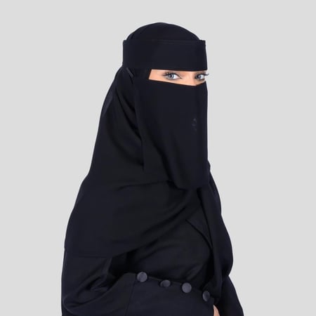 نقاب وسط خط طويل