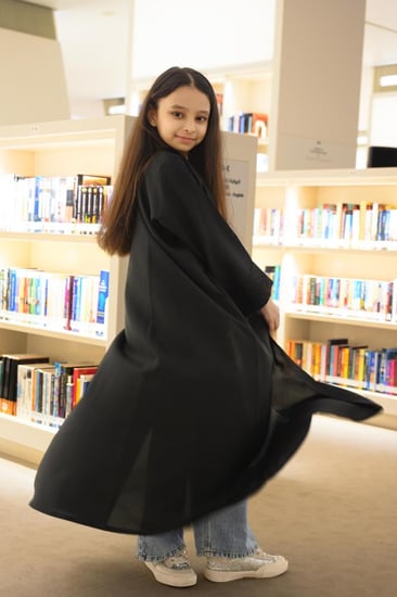 عباية كتان بناتي لف أسود بتطريز أسود على الأكمام