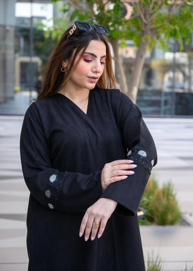 عباية شمواه أسود شتوية بتفاصيل تطريز فضي على الأكمام