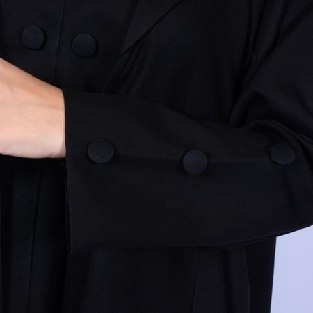 عباية كتان سوداء كلوش ببطانة داخلية سوداء متصله وأزرار زينة سوداء