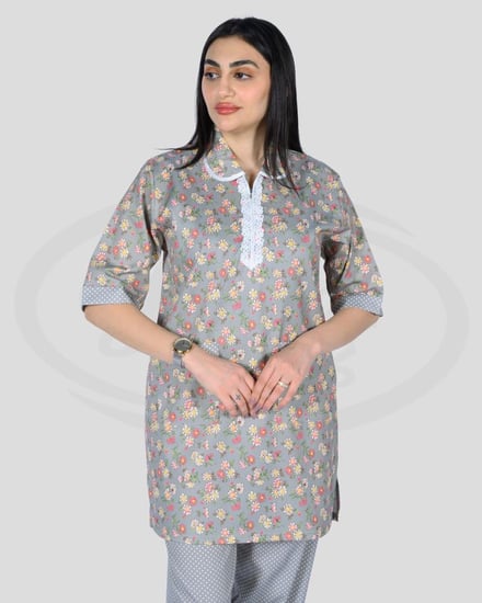 زي العاملات تصميم مريح بزهور