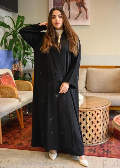 عباية نواعم سوداء بقماش إنترنت وتطريز أزهار بارزة ونقوش متعرجة مع طرحه