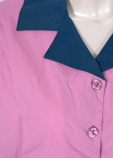 زي عاملات بياقة مطوية وتصميم كسرات أمامية