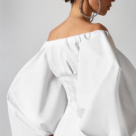 بلوزه بيضاء باكمام منفوخه