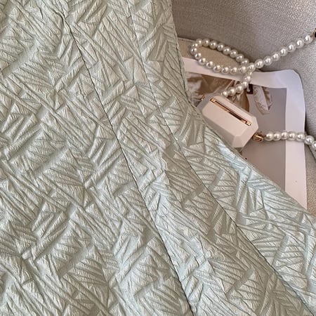 فستان ميدي سماوي بقصة صدر مربعة