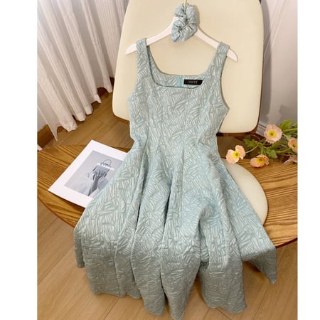 فستان ميدي سماوي بقصة صدر مربعة