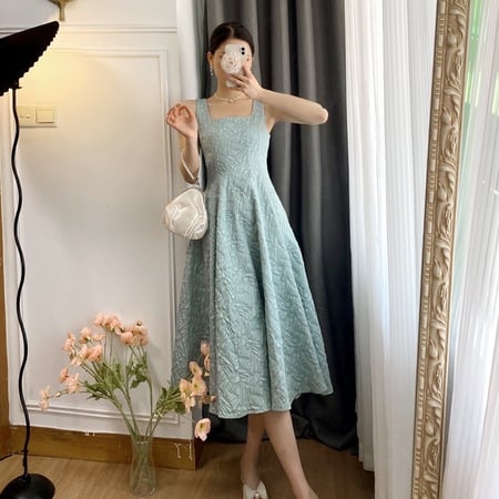 فستان ميدي سماوي بقصة صدر مربعة