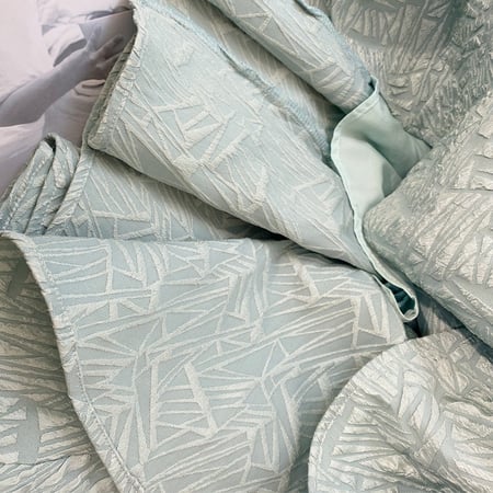 فستان ميدي سماوي بقصة صدر مربعة