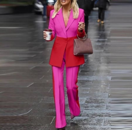 بدله بألوان زاهية بقصة بنطال واسعة