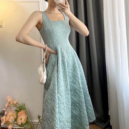 فستان ميدي سماوي بقصة صدر مربعة