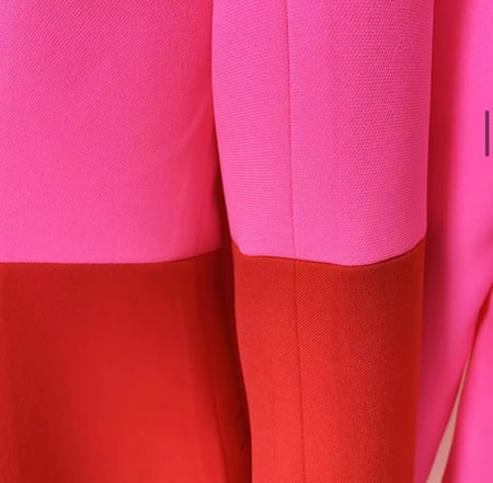 بدله بألوان زاهية بقصة بنطال واسعة