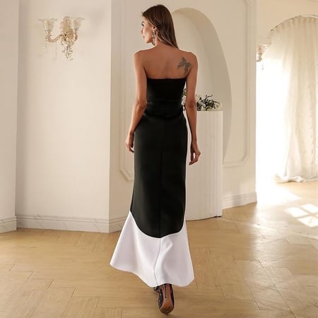 فستان اسود مزين بطيات بيضاء من الامام