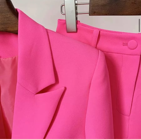 بدله بألوان زاهية بقصة بنطال واسعة