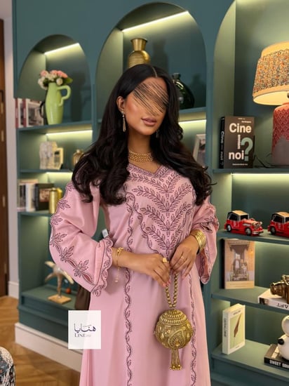 جلابية مرام قماش ناعم تطريز وردي  مع اسواره مخرمه وفتحات بالاكمام وردي