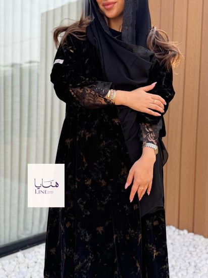 عباية وتين بقماش مخمل كوري اسود مع ذهبي تدخيلات دانتيل