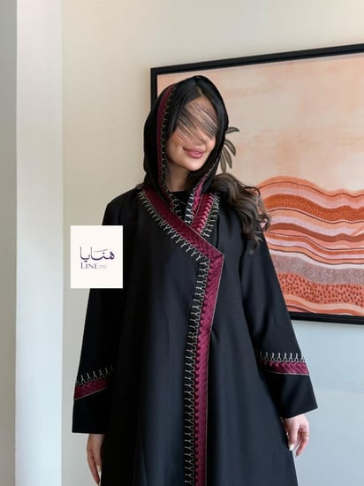 عباية مُهابة بقماش كريب الاناقة تدخيلات تطريز عنابي