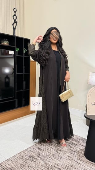 عباية مبهره بقماش كريب رموش مع روكاما بني