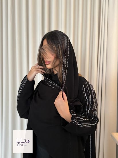 عباية نيفا نص كلوش قماش كريب نصف القمر اسود مع قيطان️