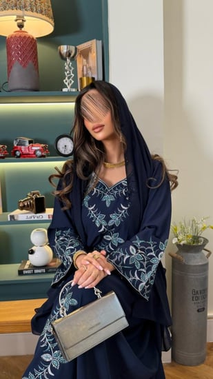 جلابية هديل قماش اوكراني ناعم تطريز مشجر بالامام والاكمام مزينه بكرستال كحلي