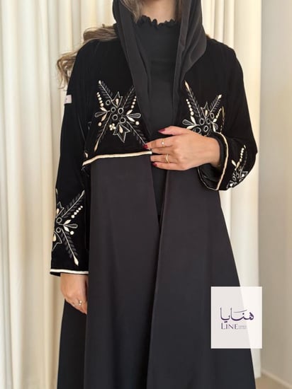 عباية ندى بقماش مخمل مطرز مع كتان اسود️