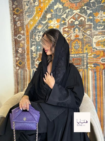 عباية إيفانا بقماش كريب الاناقة بكم اسود مزين دانتيل