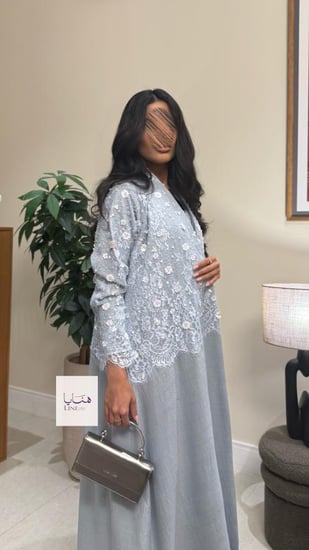 عباية دلع بقماش روز صيفي مع دانتيل مزين بهدب سماوي