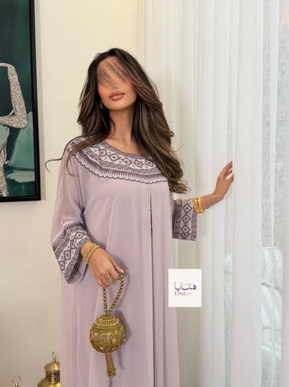 جلابية بسمه فراشة بقماش شيفون مبطنه بحرير بكسره من الامام والخلف موف فاتح