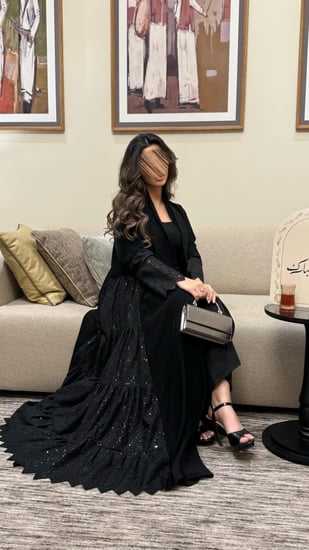 عباية مبهره بقماش كريب رموش مع روكاما اسود