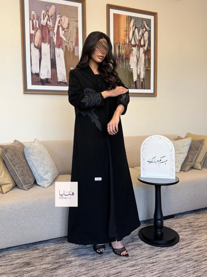 عباية ألق بليزر قماش رموش مزينه بتطريز وشك اسود