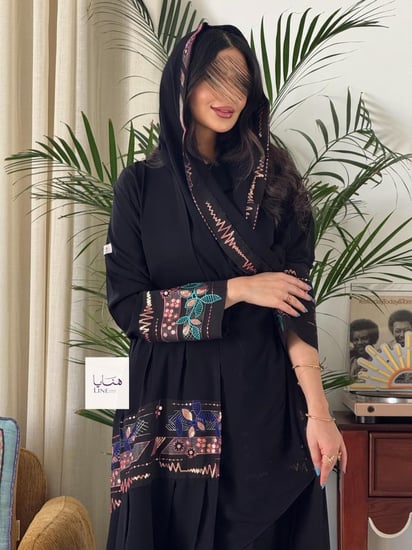 عباية اريج بقماش بلاك بيري مع تطريز لينن هندي طبقات عنابي