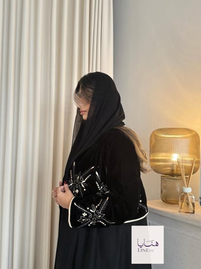 عباية ندى بقماش مخمل مطرز مع كتان اسود️