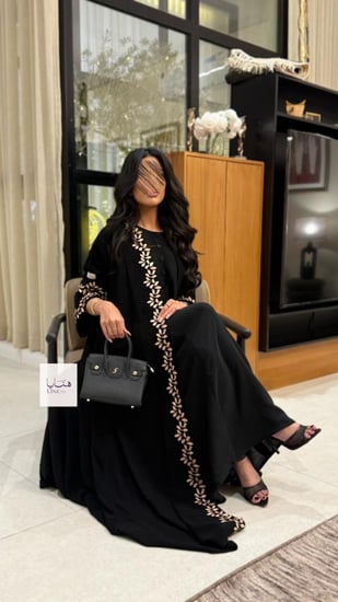 عباية الفاتنه بقماش كريب ملكي مزين بكلفه مطرزه ذهبي