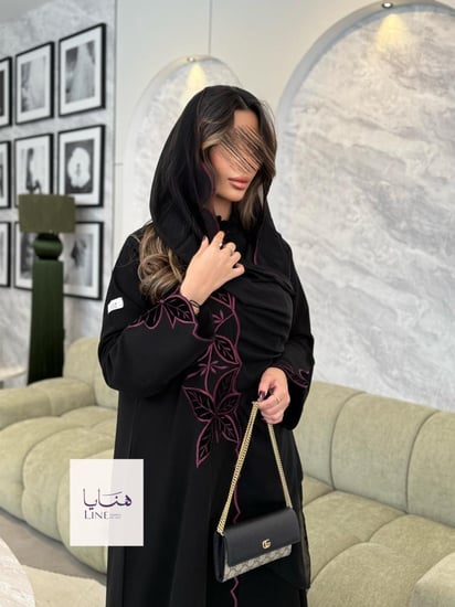 عباية لوسيا بقماش كريب ملكي تطريز المخمل عنابي