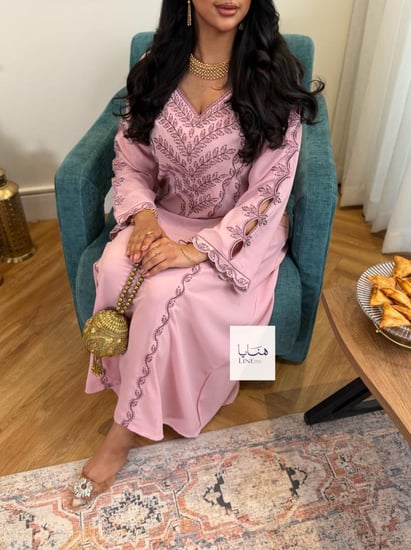 جلابية مرام قماش ناعم تطريز وردي  مع اسواره مخرمه وفتحات بالاكمام وردي