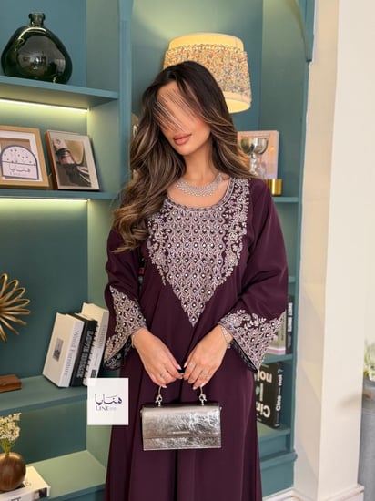 جلابية زهراء قماش ناعم مع تطريز انيق بالصدر والاكمام مزين بكرستال ولولو موف