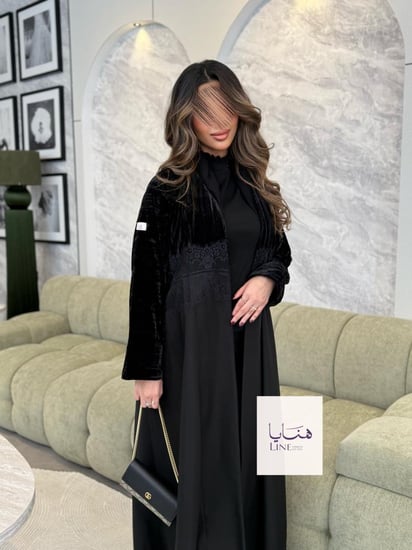 عباية لورين مخمل كوري مكسر مع كريب باربي مزين بدانتل