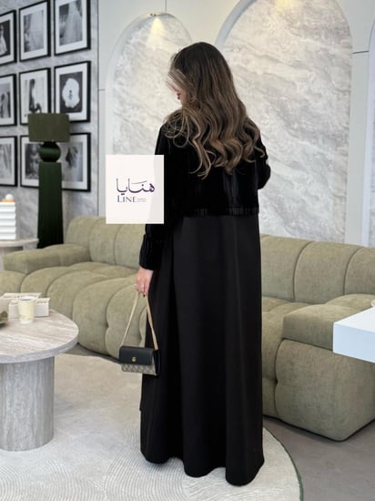 عباية هيلينا بقماش جوخ مع جاكيت مخمل متصل اسود
