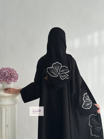 عباية توكل بقماش كريب كتان اسود مطرز