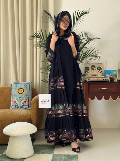 عباية اريج بقماش بلاك بيري مع تطريز لينن هندي طبقات عنابي