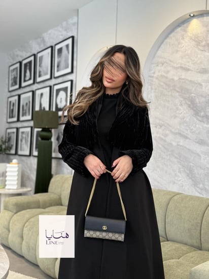 عباية هيلينا بقماش جوخ مع جاكيت مخمل متصل اسود