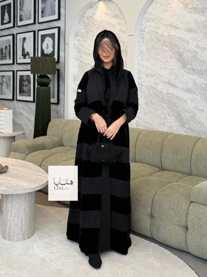 عباية شيهانه بقماش كريب باربي مع مخمل اسود