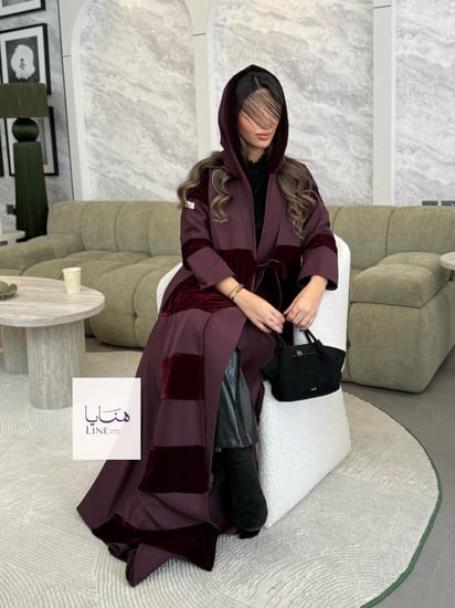 عباية شيهانه بقماش كريب باربي مع مخمل بربطه برغندي