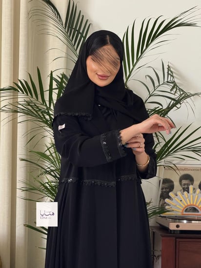 عباية حنين بقماش رموش مع طبقه شيفون مزين بكلفه شك اسود
