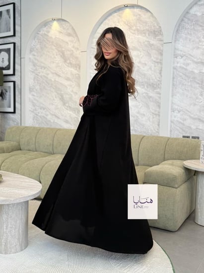 عباية لوسيا بقماش كريب ملكي تطريز المخمل عنابي