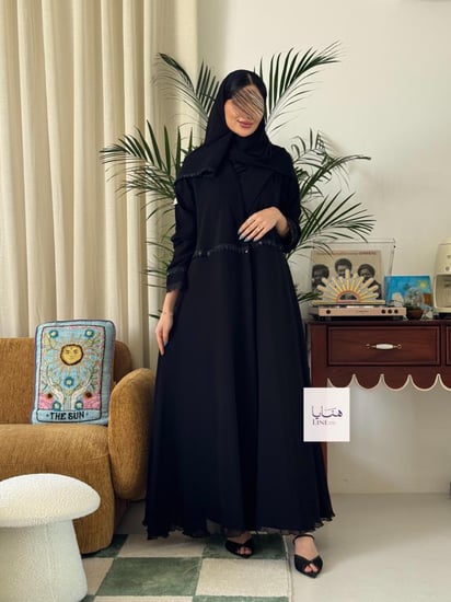 عباية حنين بقماش رموش مع طبقه شيفون مزين بكلفه شك اسود